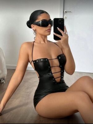 Mono Ajustado Negro Sin Espalda Con Tirantes Cruzados Al Cuello Estilo Halter   TALLA: S