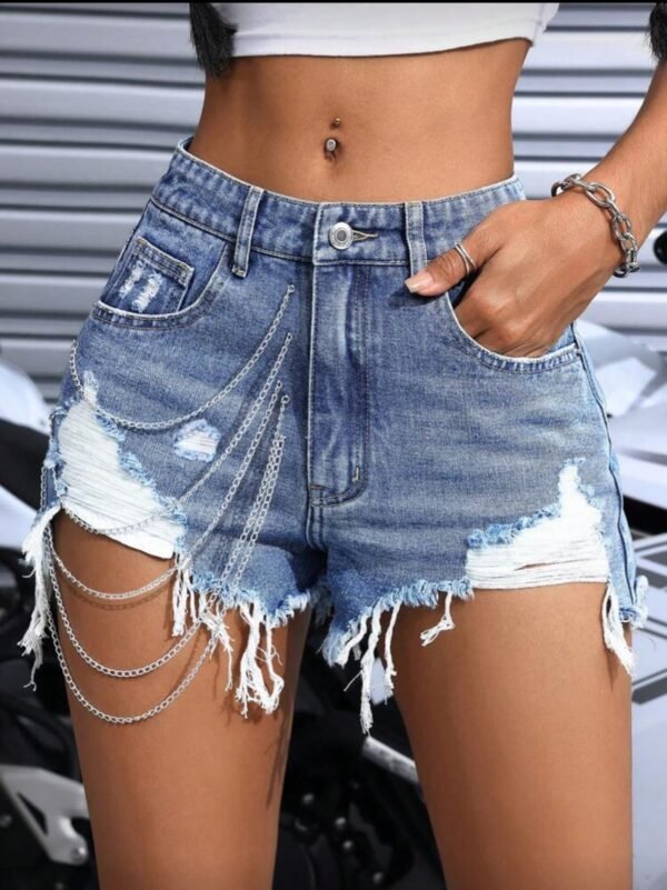 Shorts de mezclilla con bolsillos, agujeros rasgados y cierre de botón, bordes deshilachados  Talla: S